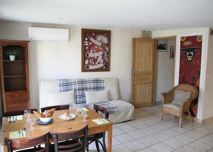 Appartement lumineux avec balcon au coeur de Paris