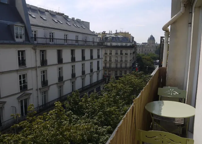 Appartement lumineux avec balcon au coeur de Paris